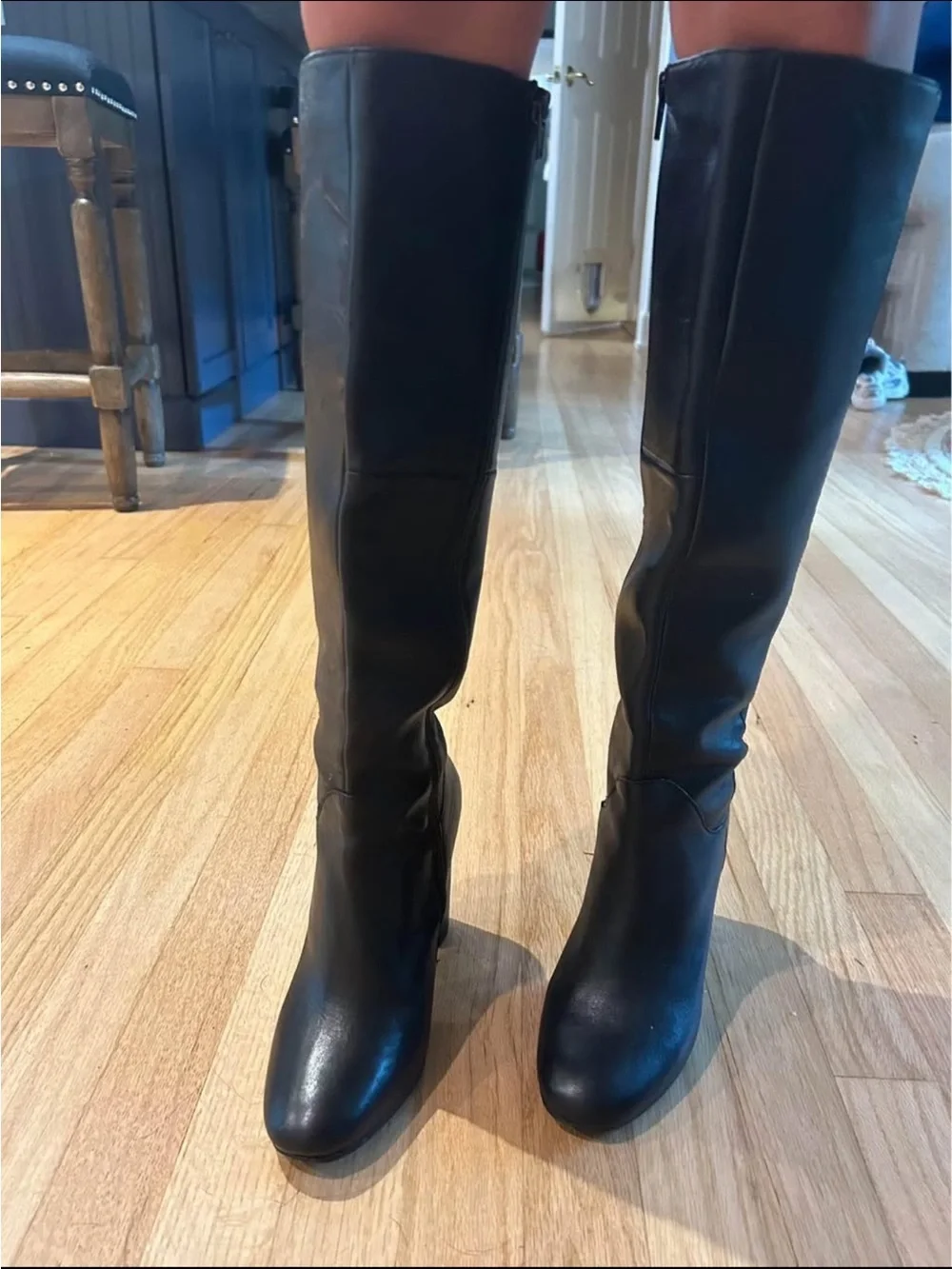Classic Black Knee-High Leather Boots - Sleek Women's Heeled Riding Boots
